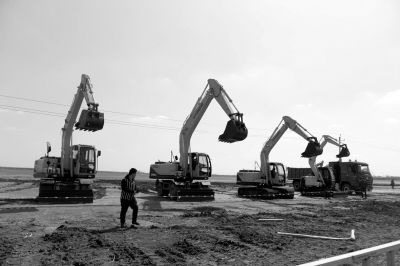 　北京現(xiàn)代滄州工廠開工儀式上，多臺(tái)挖掘機(jī)齊鳴。京華時(shí)報(bào)記者譚青攝