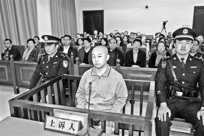 4月14日，趙志紅（前中）在庭審現(xiàn)場 供圖/新華社