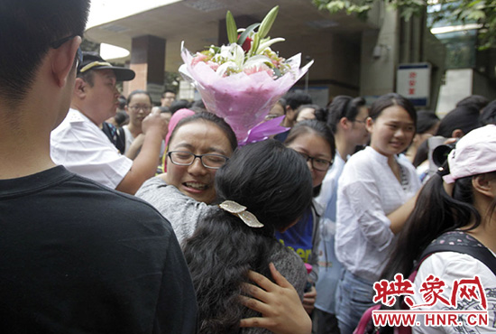 沖向你，給你一個(gè)深情的擁抱。