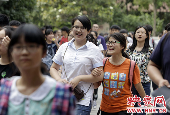 也有一種情，平日嬉笑怒罵，針鋒相對，只有別離時(shí)才會(huì)牽手擁抱。