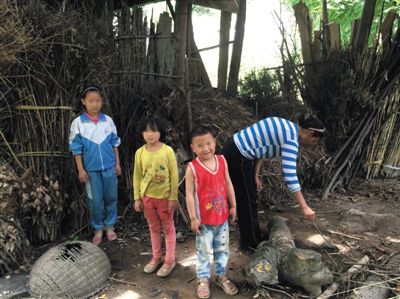 羅梅和她的三個孩子。中間兩個孩子為羅梅夫婦在逃亡途中所生。新京報記者 蕭輝 攝