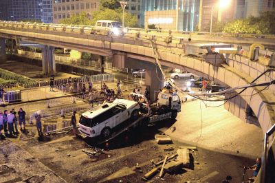 路虎車被扶正后，救援車將其拖離現(xiàn)場。