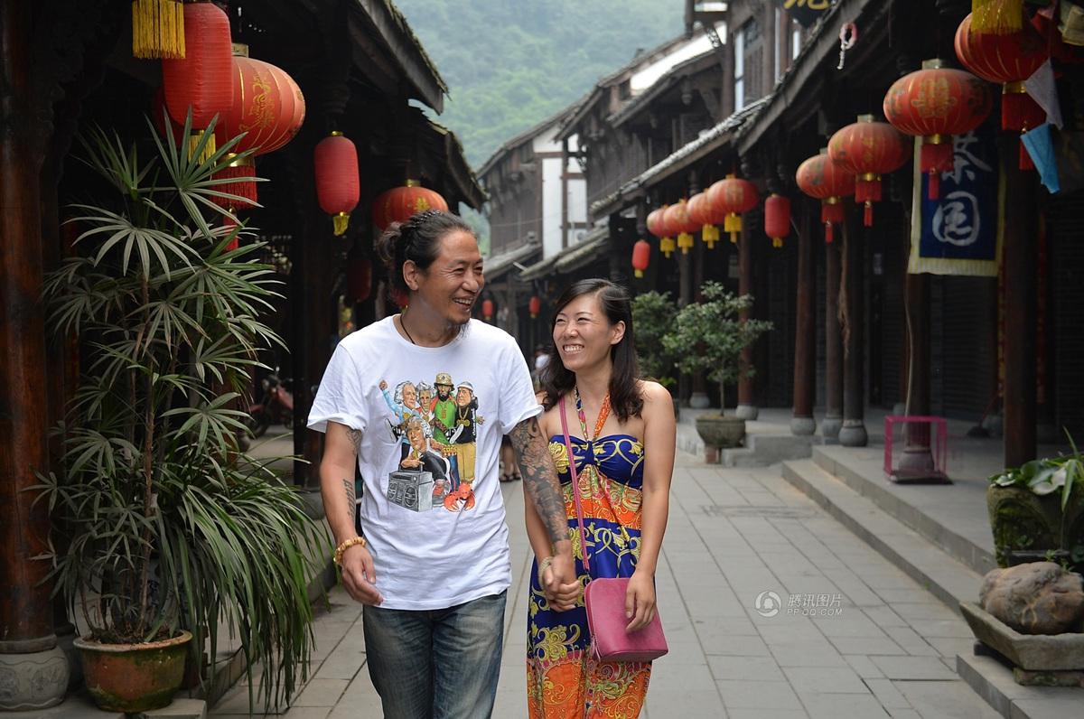 圖為7月20日，顧少強(qiáng)和老公于夫在成都街子古鎮(zhèn)，兩人剛于7月6日登記結(jié)婚。王勤/CFP