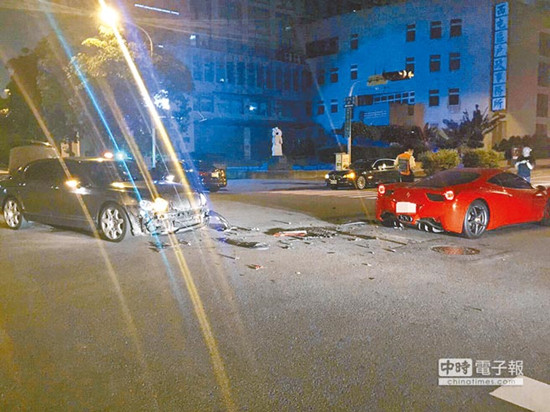 圖為車號(hào)8889的法拉利（右）和車號(hào)9888的賓利車（左）發(fā)生擦撞，法拉利車身嚴(yán)重?fù)p毀。