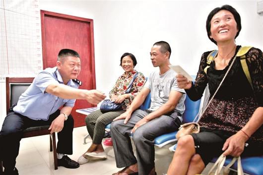 在民警的幫助下，流浪婦女右一與親人相聚