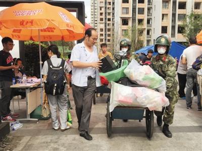 9月8日，天津?yàn)I海海港城小區(qū)，武警幫助居民搬東西。