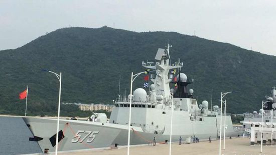 中國(guó)海軍艦艇編隊(duì)12日上午從三亞起航，參加“和平友誼-2015”中馬兩軍首次實(shí)兵聯(lián)演。