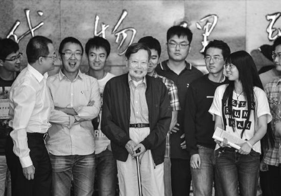 楊振寧與中國科大的同學(xué)合影。