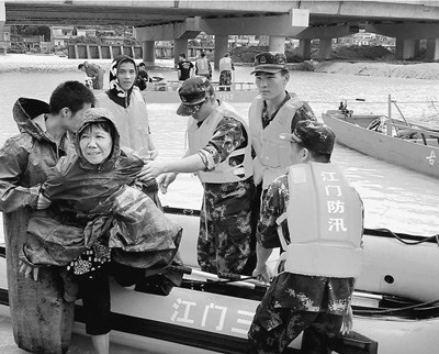 5日，廣東江門市邊防官兵解救被洪水圍困的群眾。 廖 鍵攝（人民視覺）