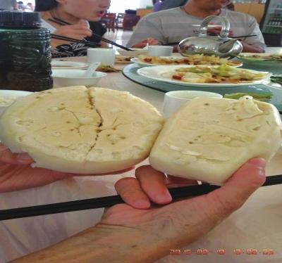 在參加山西游行程中，體驗(yàn)員發(fā)現(xiàn)團(tuán)餐中的饅頭已經(jīng)發(fā)霉。視頻截圖