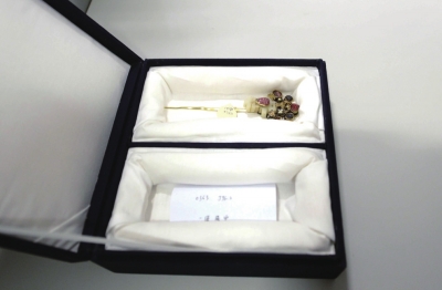 存放于匣內(nèi)的金簪華美依舊。