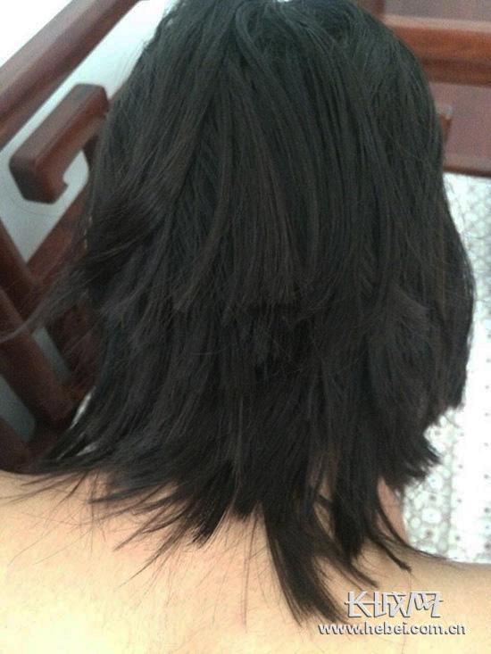 唐山市第六十二中學(xué)高一女生王某被老師剪得七零八碎的頭發(fā)。學(xué)生家長(zhǎng)陳女士/供圖