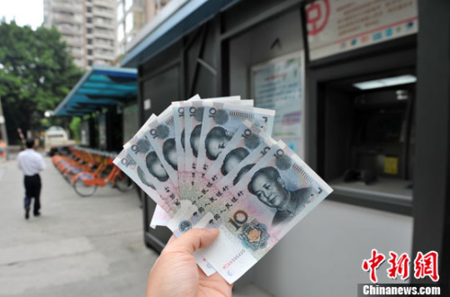 “如果是千元左右的跨行轉(zhuǎn)賬，都會先充值到支付寶，然后再轉(zhuǎn)到相應銀行賬戶中”，肩負3000多元月供的北京白領小李告訴中新網(wǎng)記者，這樣操作起來方便、省時，還免去下載好幾個銀行客戶端的麻煩。