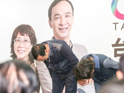 國民黨明天下午將召開臨時中常會，決定由誰擔(dān)任代理主席。圖為朱立倫與王如玄上午到競選總部，向支持自己競選的志工們一一致意，感謝他們的陪伴。圖片來源：臺灣《聯(lián)合報》