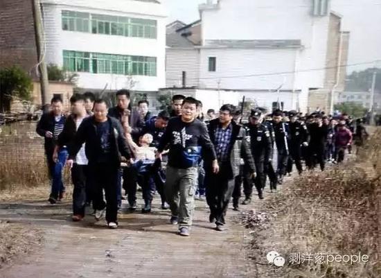 聶露勇被抓獲時畫面。