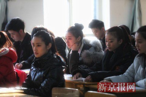 主持系考生正在備考區(qū)等待考試。