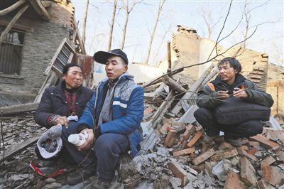 2014年1月，取保候?qū)彽乃螤幑夂透改缚粗鴼垟〉姆孔?，默默流淚