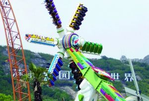 3月28日零點(diǎn)剛過幾分鐘，上海迪士尼6月16日開園日的門票就宣告售罄，巨大的訪問量一度導(dǎo)致票務(wù)系統(tǒng)出現(xiàn)間歇性故障，被網(wǎng)友調(diào)侃“激烈程度堪比春運(yùn)”。網(wǎng)上甚至有“黃?！睂⒁粡堥_園門票炒到幾千元。