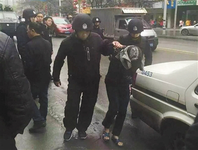 達州市警方押解剛被抓獲的犯罪嫌疑人褚思練（裹頭巾者）。 本組圖片/新華社