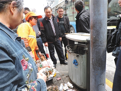 四川達州市通川區(qū)一垃圾桶，被搶槍支在此被找到。
