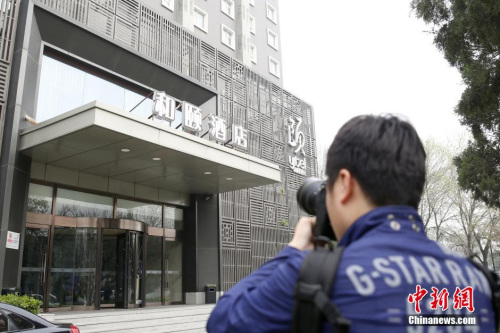 媒體記者關(guān)注北京“和頤酒店女生遇襲”事件。 圖片來源：視覺中國(guó)