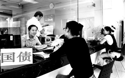 由于網(wǎng)銀和柜臺(tái)同時(shí)開售，部分銀行網(wǎng)點(diǎn)甚至來(lái)不及賣出一筆就發(fā)現(xiàn)額度全部被搶光供圖/視覺(jué)中國(guó)