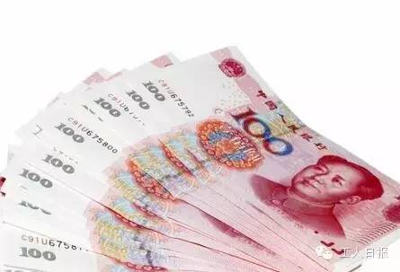 按照4月1日起上海執(zhí)行的月最低工資標準2190元計算，勞動者在5月1日當天加班，每天的加班工資至少有302元。如果3天都加班、不調(diào)休，加班工資至少有704元。