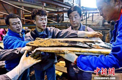 圖為南昌西漢?；韬钅怪鳂∈铱脊虐l(fā)掘現(xiàn)場(chǎng)出土了一組漆器“屏風(fēng)”?！」?攝