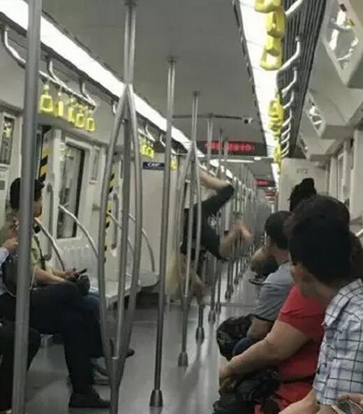 女子在地鐵上跳鋼管舞。