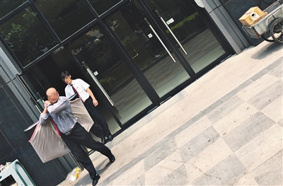 昨日11時許，新華聯(lián)國際公寓門口，一男子將電視等賭具轉(zhuǎn)移，后被警方控制