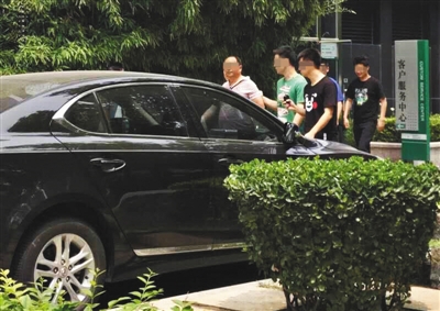 昨日下午，北京警方從新華聯(lián)國際公寓內(nèi)帶出一名男子