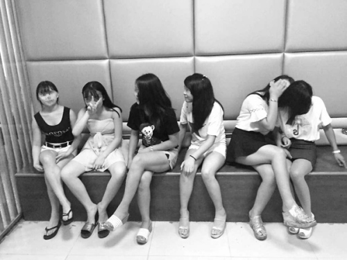 貴州15歲女孩輟學(xué)站街攬客 被抓擺“勝利”手勢