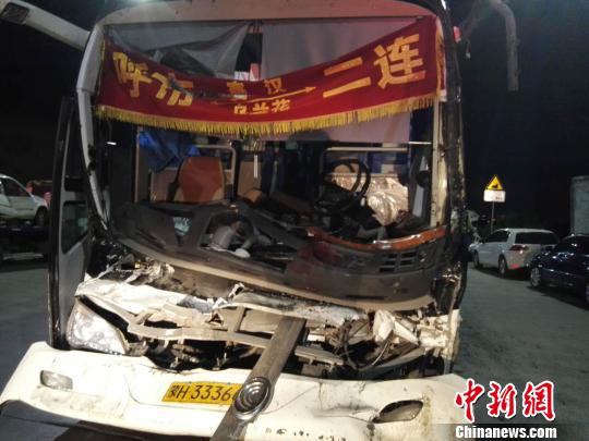 圖為載客大巴車，受損嚴(yán)重。
