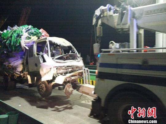 圖為事故清障車運(yùn)送受損車輛。