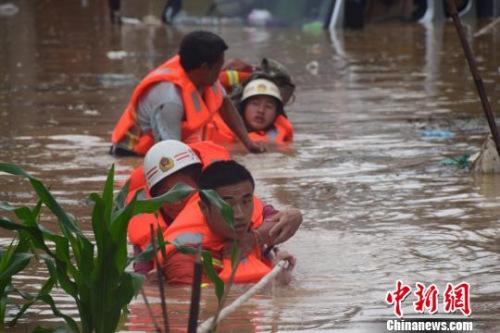 資料圖：6月20日，貴州省黔西南州暴雨成災。圖為消防員抗洪救人。　黔西南消防 攝