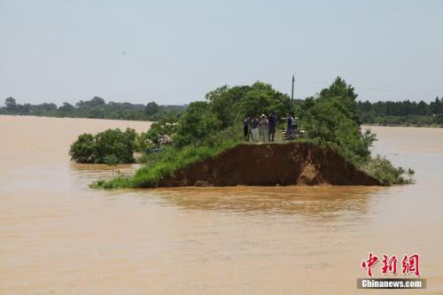 資料圖：6月21日，江西鄱陽縣濱田水庫泄洪道河堤(濱田河)潰口現場。 王劍 攝