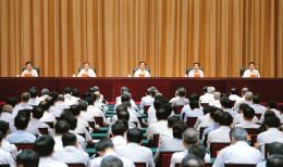 上圖為全省領(lǐng)導(dǎo)干部會(huì)議會(huì)場。 本報(bào)記者李聯(lián)軍攝
