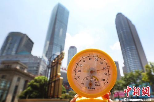 7月26日中午12點39分，南京街頭高溫逼人，用溫度計測量的實時溫度超過40攝氏度。 中新社記者 泱波 攝