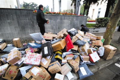 2015年11月19日，江蘇省南京市，河海大學(xué)校園外的路上大堆的快遞。圖/視覺(jué)中國(guó)