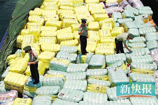 邊防官兵正在檢查截獲的走私舊衣物。 通訊員供圖