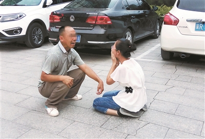 一位來自山西的父親，在燕郊找到陷入傳銷組織的女兒，當(dāng)街痛哭，求女兒回家