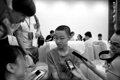 14歲的最小新生黃家琪淡定接受記者群訪。