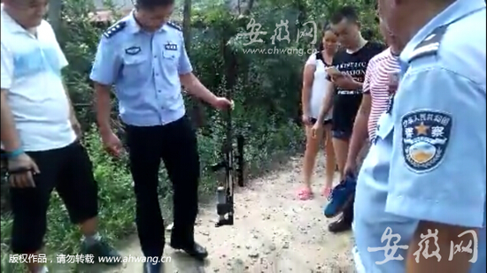 警方在案發(fā)地附近找到的槍支。