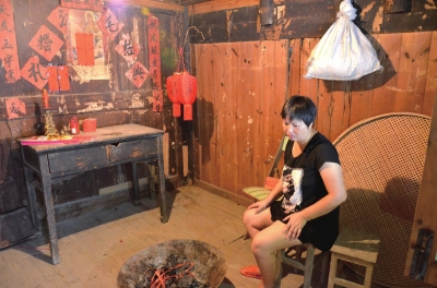邱巧媚經(jīng)常一個(gè)人坐在屋里發(fā)呆。本版圖片京華時(shí)報(bào)記者 韓林君 攝