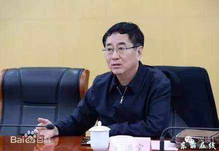 通報(bào)指出，張洪寶眼看著幾年前還不知名的個(gè)體老板搖身一變成為大企業(yè)家，心里既艷羨又發(fā)酸，滋生了“我為他們贏得了好的發(fā)展機(jī)遇，收些款物就權(quán)當(dāng)是對(duì)我這些年辛勤工作的一種補(bǔ)償”的念頭。于是他開始熱衷于與身邊的企業(yè)老板拉拉扯扯、勾肩搭背，剛開始只是幾頓飯、幾張卡，日積月累，越陷越深，不給錢不辦事，給了錢才辦事，在東麗人稱