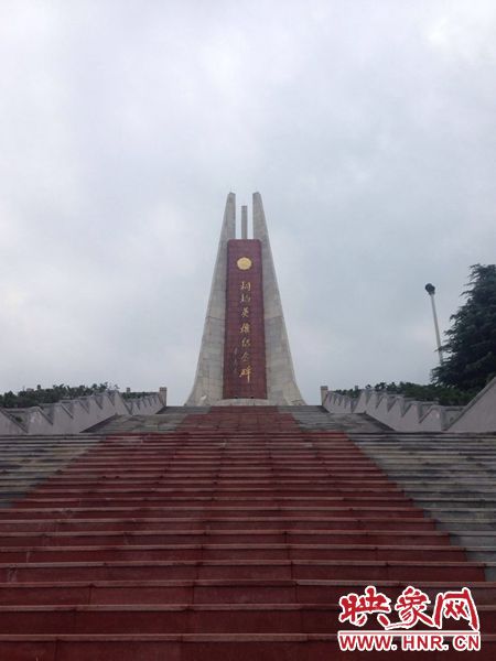 桐柏是革命老區(qū)，英雄紀(jì)念碑位于南端翠屏山上。
