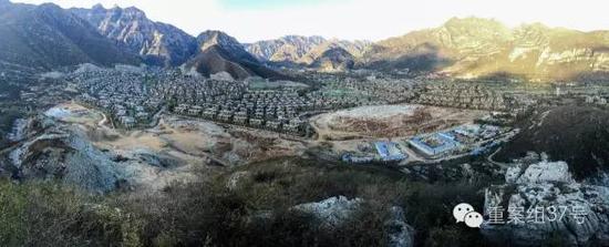 河北淶水“青青小鎮(zhèn)”1-6期全景圖，上百棟別墅組成的別墅群依山而建。部分山體被炸平，準(zhǔn)備建起聯(lián)排雙拼別墅。    新京報記者 大路 攝
