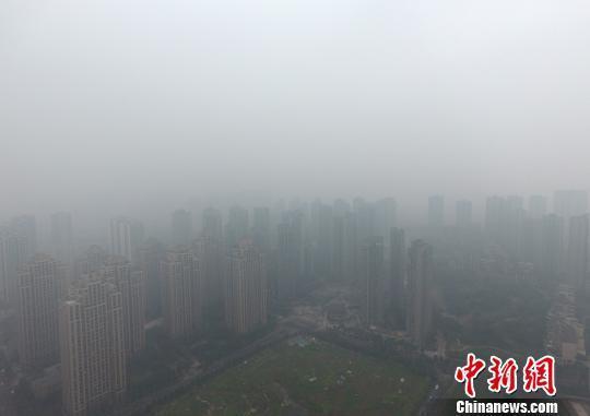  1月5日，重慶主城上空一片灰蒙蒙。