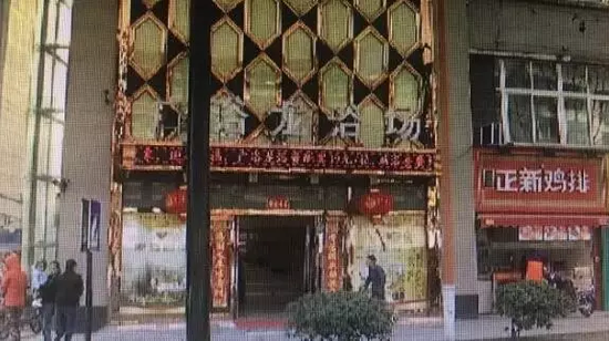 張阿姨說(shuō)，附近柜臺(tái)一名工作人員，說(shuō)什么也不讓她在這塊走廊哄孫女，幾句不和，雙方吵了起來(lái)。