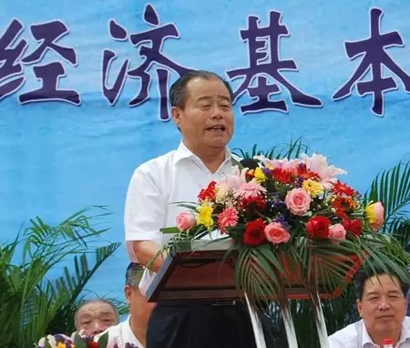 信發(fā)集團(tuán)發(fā)展成為一家集發(fā)電、供熱、氧化鋁、電解鋁、碳素、燒堿、聚氯乙烯、電石、鋁深加工等產(chǎn)業(yè)于一體的現(xiàn)代化大型企業(yè)集團(tuán)，位于山東聊城茌平縣。2016年10月，信發(fā)集團(tuán)董事局主席張學(xué)信在接受山東商報(bào)采訪時(shí)表示，44年企業(yè)沒有一名員工離職。